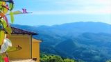 Der Pool in wunderschöner Landschaft. Allerdings hat das üppige Grün der Kastanien seinen Preis: Die Garfagnana zählt zu den regenreichsten Regionen in Italien.