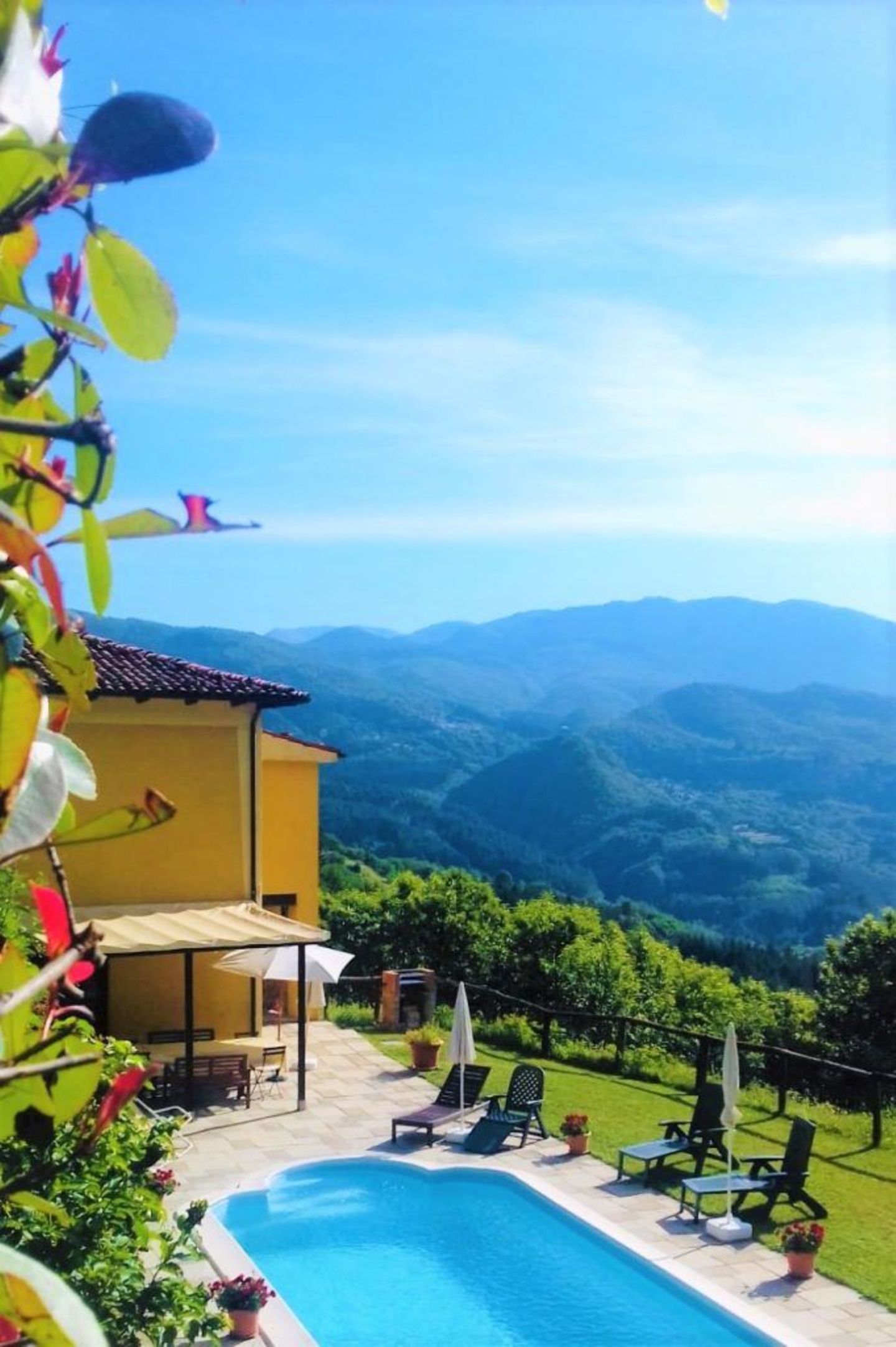 Der Pool in wunderschöner Landschaft. Allerdings hat das üppige Grün der Kastanien seinen Preis: Die Garfagnana zählt zu den regenreichsten Regionen in Italien.