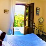 Eines der Schlafzimmer mit Austritt auf den Balkon.