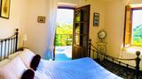 Eines der Schlafzimmer mit Austritt auf den Balkon.