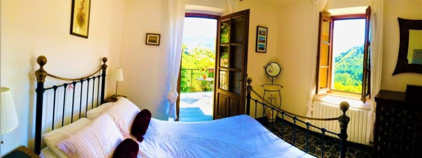 Eines der Schlafzimmer mit Austritt auf den Balkon.