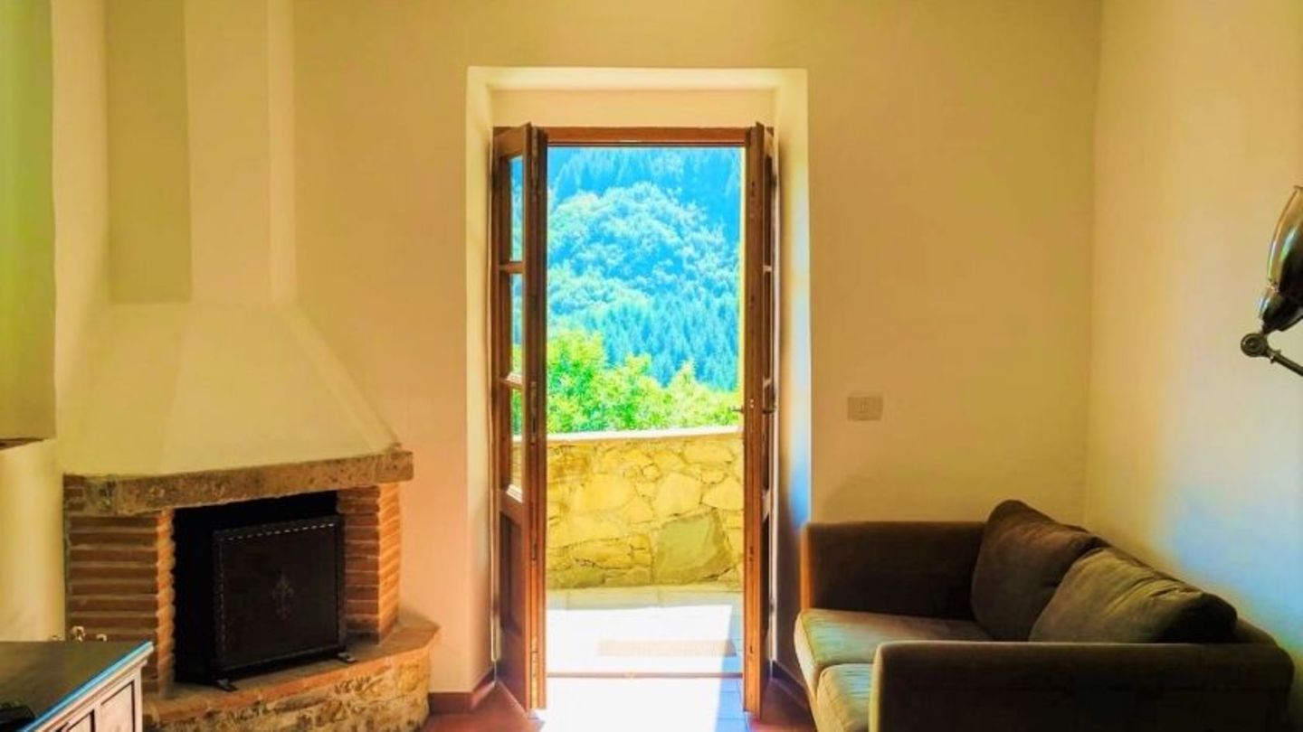 Die Villa liegt unweit des Dörfchens Cascianella, das aktuell nur noch 23 Einwohner zählt. Eine Zugverbindung besteht im 26 Autominuten entfernten Camporgiano. Dort kann man auch einkaufen.