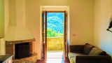 Die Villa liegt unweit des Dörfchens Cascianella, das aktuell nur noch 23 Einwohner zählt. Eine Zugverbindung besteht im 26 Autominuten entfernten Camporgiano. Dort kann man auch einkaufen.