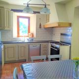 Die Küche hat eine Arbeitsplatte aus Kastanienholz.