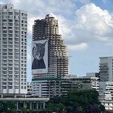 Die einzigen Einnahmen, die durch den Turm zustande kommen, sind Gelder für riesige Plakate an der Fassade.