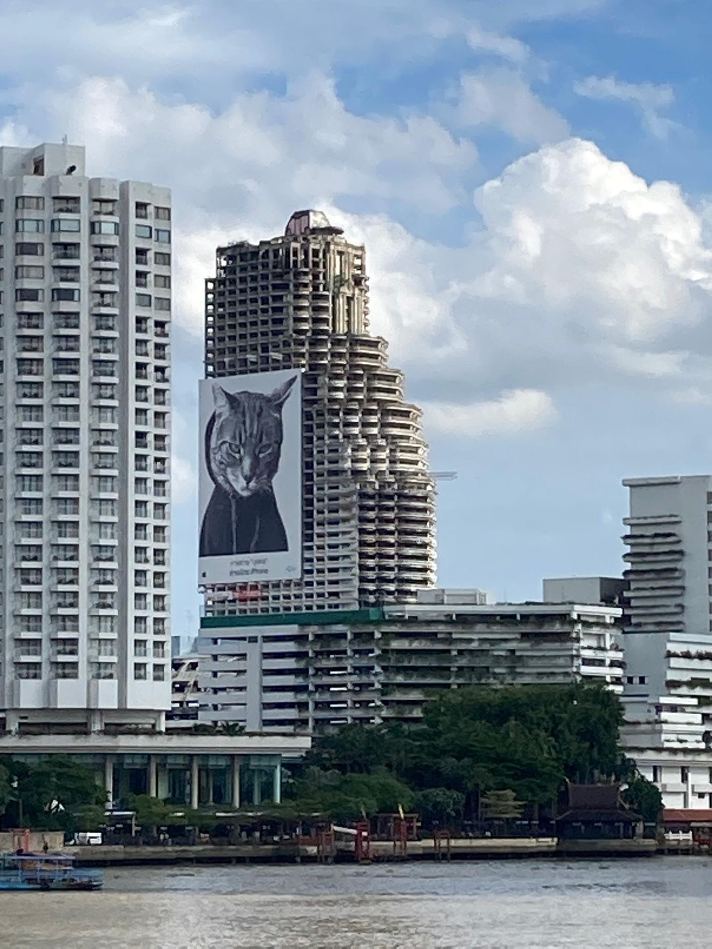 Die einzigen Einnahmen, die durch den Turm zustande kommen, sind Gelder für riesige Plakate an der Fassade.
