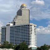 Der Zwillingsturm hingegen erstrahlt im Glanz, den der Bauherr von Anfang an geplant hatte. Alleine die goldene Kuppel auf dem Dach misst 30 Meter.