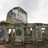 Auf dem Dach des Geisterturms sind zahlreiche Grafitti zu sehen.