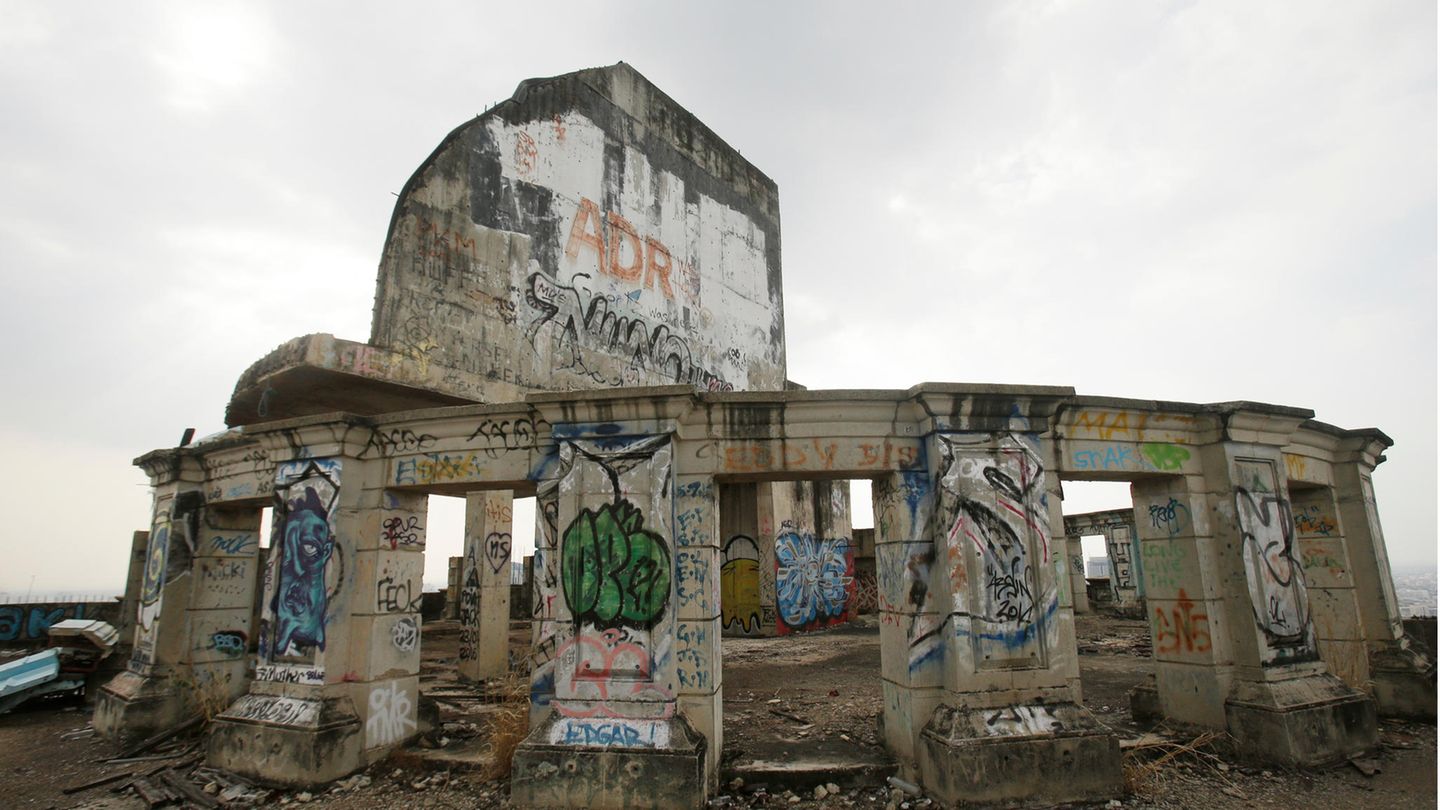 Auf dem Dach des Geisterturms sind zahlreiche Grafitti zu sehen.