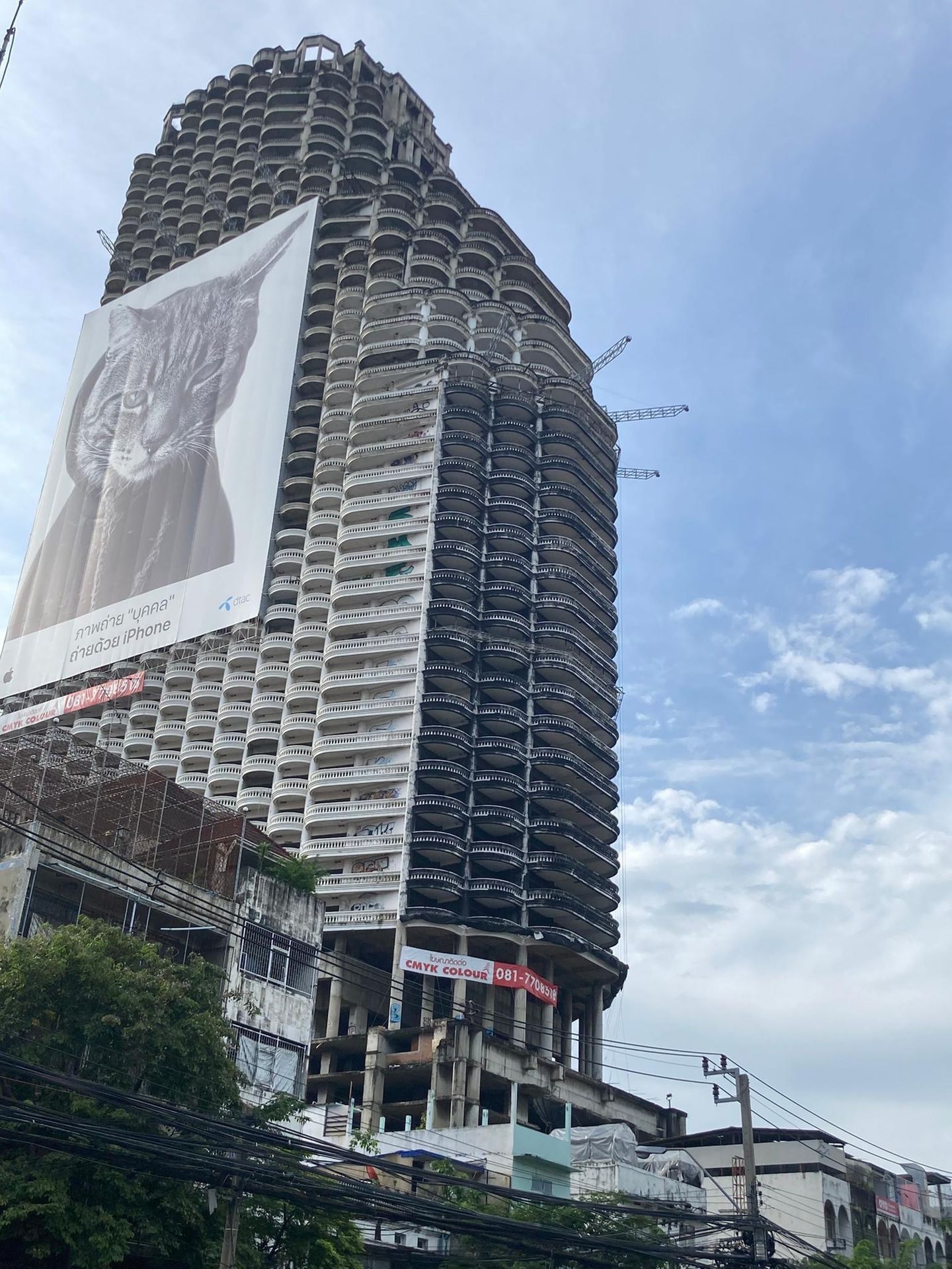 Fast 200 Meter hoch streckt sich der Geisterturm in Bangkok in den Himmel.
