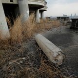 Im Inneren des Turms sieht man, wie ruinös der Zustand des Lost Places ist. Grafitti und zerstörte Betonteile zeichnen das Bild des Sathorn Unique Tower.