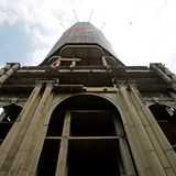 Ein Blick von unten auf die Fassade des Turms zeigt, wie riesig und oppulent der Bau geplant war.