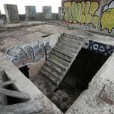 Treppen ohne Geländer und Fenster ohne Glas machen deutlich, dass der Sathorn Unique Tower nie über den Rohbau hinausgekommen ist.