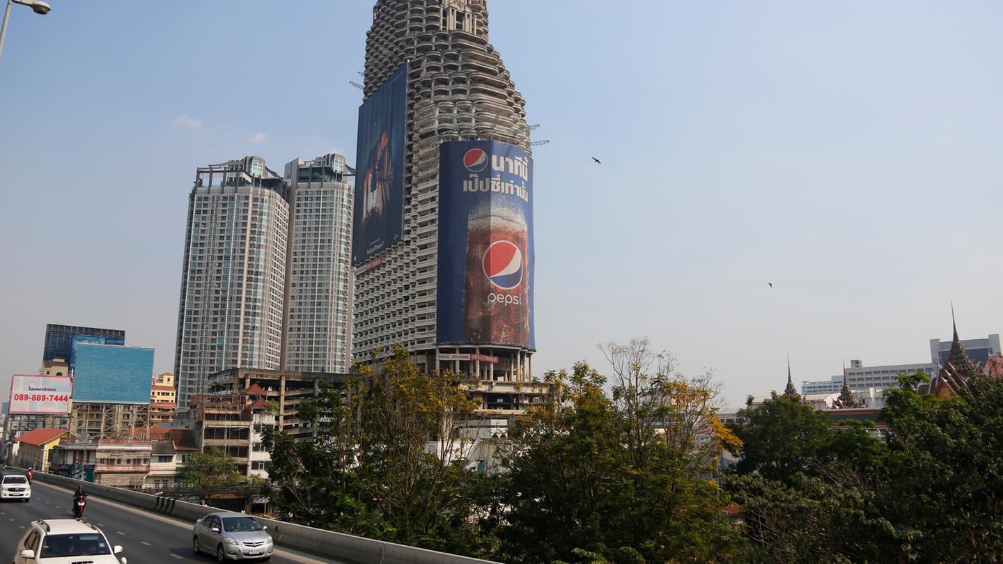 Auch aus einer anderen Perspektive sieht man den einzelnen Zweck der Ruine: Riesige Werbeplakate dominieren den Anblick des Sathorn Unique Tower.