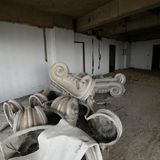 Einige der Ornamente, die für den Bau verwendet werden sollten, liegen noch im Rohbau.