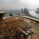 Noch gigantischer ist der Ausblick vom Dach des 185 Meter hohen Turms.
