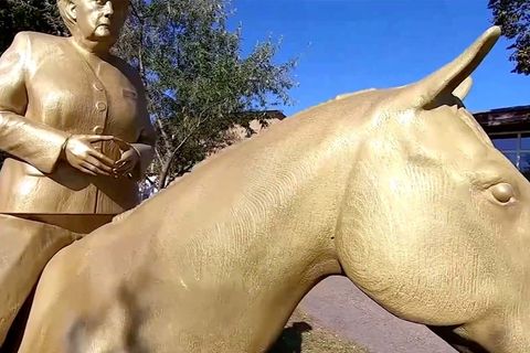 Oberpfalz: Künstler widmet Angela Merkel ein Reiterstandbild aus dem 3D-Drucker