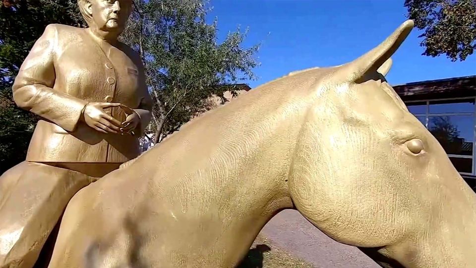 Oberpfalz: Künstler widmet Angela Merkel ein Reiterstandbild aus dem 3D-Drucker