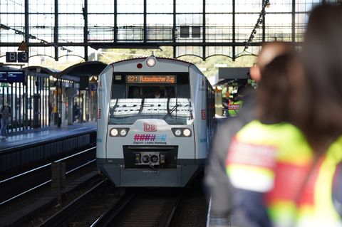 Die S-Bahn S21 fährt zur Premierenfahrt der digitalen, automatisch fahrenden S-Bahn Hamburg in den Bahnhof Dammtor ein