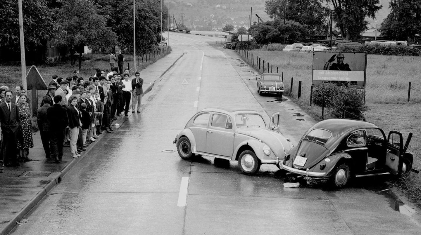 Unfallfotos aus der Schweiz: Stansstad, 1963 Arnold Odermatt: Karambolage Herausgegeben von Urs Odermatt. Deutsch, Französisch, Englisch. Steidl Verlag, Göttingen 2003. Stansstad, 1963 Arnold Odermatt: Karambolage Herausgegeben von Urs Odermatt. Deutsch, Französisch, Englisch. Steidl Verlag, Göttingen 2003.