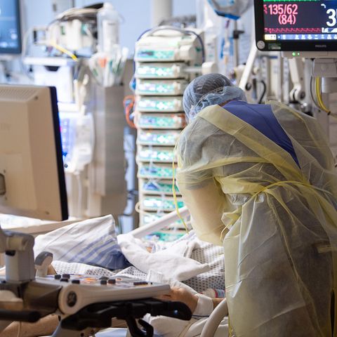 Ein Intensivpfleger kümmert sich auf einer Intensivstation um einen Covid-19-Patienten