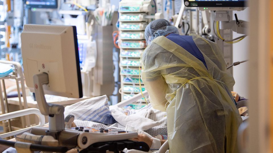 Ein Intensivpfleger kümmert sich auf einer Intensivstation um einen Covid-19-Patienten