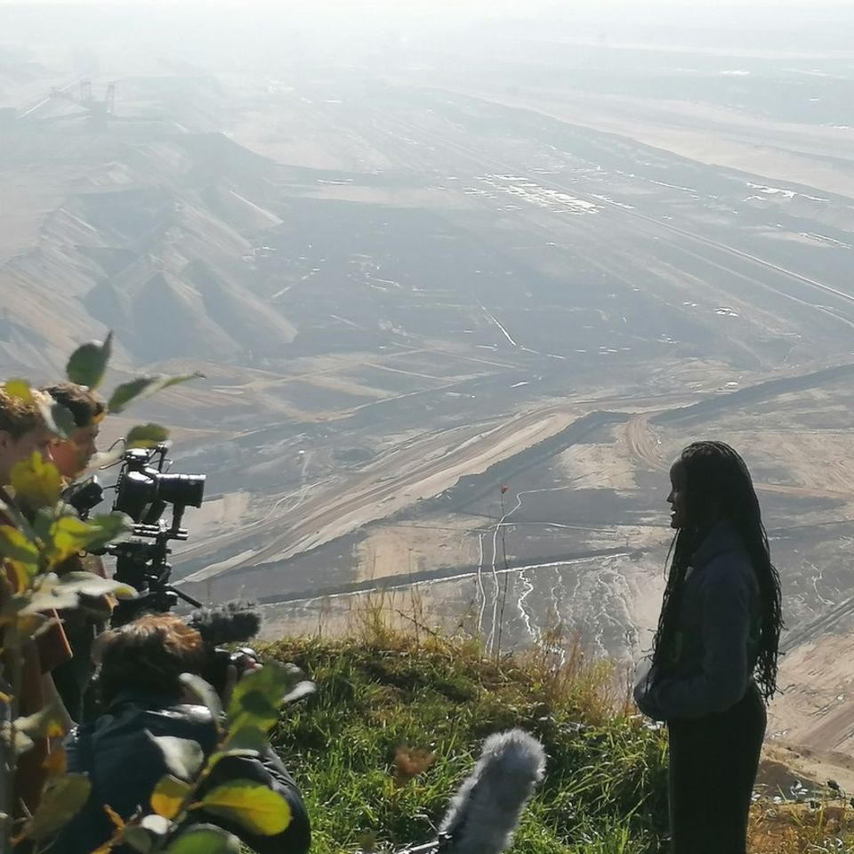 Vanessa Nakate vor dem Tagebau Garzweiler