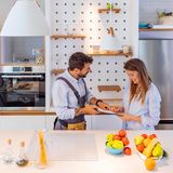 Seriöse Handwerker machen einen Kostenvoranschlag. Der allerdings ist unverbindlich. Sie sollten also abseits von Notfällen (Rohrbruch etc.) mehrere Kostenvoranschläge einholen und vergleichen. Wird der Einsatz allerdings 15 bis 20 Prozent teurer, muss der Handwerker dies anmerken. Dann können Sie vom Vertrag Abstand nehmen. Die Preise im Angebot hingegen sind in der Regel bindend.