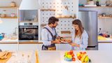 Seriöse Handwerker machen einen Kostenvoranschlag. Der allerdings ist unverbindlich. Sie sollten also abseits von Notfällen (Rohrbruch etc.) mehrere Kostenvoranschläge einholen und vergleichen. Wird der Einsatz allerdings 15 bis 20 Prozent teurer, muss der Handwerker dies anmerken. Dann können Sie vom Vertrag Abstand nehmen. Die Preise im Angebot hingegen sind in der Regel bindend.