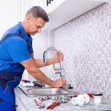 Was ein Handwerker pro Stunde verdient, kann er selbst festlegen. Allerdings sollte der Betrag nicht zu sehr über dem üblichen Branchenlohn liegen. Wer sich unsicher ist, was Handwerker pro Stunden verlangen können, kann sich Rat bei den regionalen Verbraucherschutzzentrale holen. Auch mehrere Angebote verschiedener Handwerker schulen den Blick für überzogene Stundenlöhne. 