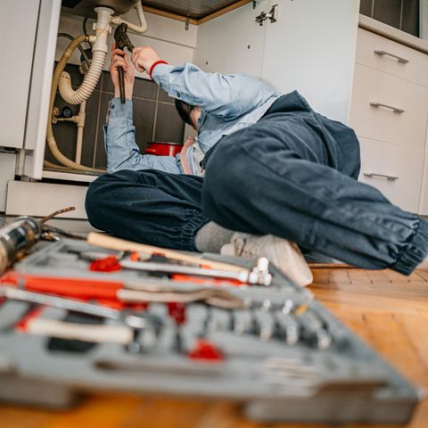 Die Betriebe dürfen angefangene halbe oder volle Stunden nicht aufrunden. Inzwischen gibt es sogar fast minutengenaue Taktungen, in denen die Handwerker arbeiten. Dies sollten sich Kunden vorab erklären lassen, sonst droht eine böse Überraschung. 