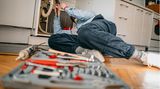 Die Betriebe dürfen angefangene halbe oder volle Stunden nicht aufrunden. Inzwischen gibt es sogar fast minutengenaue Taktungen, in denen die Handwerker arbeiten. Dies sollten sich Kunden vorab erklären lassen, sonst droht eine böse Überraschung. 
