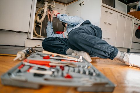 Die Betriebe dürfen angefangene halbe oder volle Stunden nicht aufrunden. Inzwischen gibt es sogar fast minutengenaue Taktungen, in denen die Handwerker arbeiten. Dies sollten sich Kunden vorab erklären lassen, sonst droht eine böse Überraschung. 