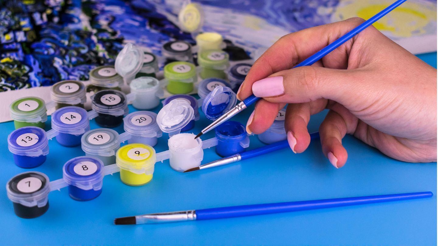 Eine Frau malt ein Bild nach Zahlen