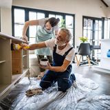 Wer einen Handwerker finden will, sollte besser einen großen Bogen um die anonyme Suche im Netz machen. Dort finden sich leider zu schnell Abzocker und Betrüger. Besser: Im Bekanntenkreis fragen. Findet man dort keine Hilfe, ist das Branchenverzeichnis ein Anhaltspunkt. Achtung vor Firmen, die mit den Anfangsbuchstaben "AAA" beginnen. Durch diesen Trick werden sie alphabetisch früh aufgeführt. Besser: Eine Firma finden, die wirklich in der eigenen Stadt ansässig ist und dort anrufen, keine Mail schreiben.   Auch Auktionsplattformen oder Online-Portale gibt es. Hier sollten sich Kunden aber sehr genau informieren. Infos dazu geben die Verbraucherschützer hier.