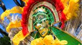 Traumziel Karibik: Bajan feiert "Crop Over" in einem traditionellen Karnevalsoutfit