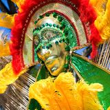 Traumziel Karibik: Bajan feiert "Crop Over" in einem traditionellen Karnevalsoutfit