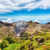 Traumziel Karibik: Blick in den rauchenden Vulkan La Soufriere auf Guadeloupe