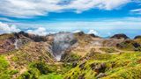 Traumziel Karibik: Blick in den rauchenden Vulkan La Soufriere auf Guadeloupe