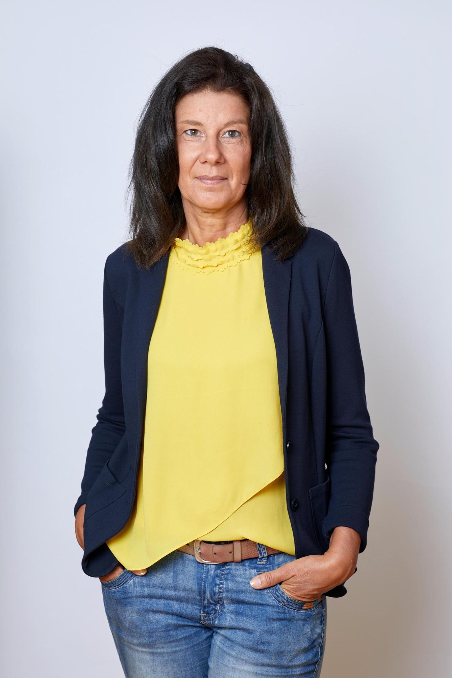 Claudia Hartmann, 54, Coach aus Wangen im Allgäu  "Als meine Tochter klein war, wurde sie sehr krank – eine Reaktion auf eine Tuberkulose-Impfung. Das ist 25 Jahre her. Für mich war es der Anstoß, mich intensiv mit dem Thema Gesundheit zu beschäftigen. Ich achte sehr auf Ernährung, bewege mich viel in der Natur. Gesundheit hat viele Facetten. Man macht es sich zu leicht, wenn man denkt, mit einer Impfung ist es getan, danach kann man genauso weiterleben wie früher. Ich würde mir wünschen, dass stärker auf die Eigenverantwortung hingewiesen wird. Seit der Erkrankung meiner Tochter habe ich mich nicht mehr impfen lassen. Ich bin überzeugt, dass mein Immunsystem auch mit dem Coronavirus fertigwerden würde. Als Ungeimpfte steht man tendenziell am Pranger. Meist fragt mich leider keiner zu meinen Motiven, dabei würde ich durchaus gerne über meine Einstellung erzählen. Ich bin selbstständige Trainerin, und mich begleitet die Sorge, Aufträge zu verlieren. Wenn Veranstaltungen, falls die Zahlen saisonal wieder steigen sollten, nur noch für Geimpfte oder Genesene möglich sind, bin ich raus. An meiner Einstellung würde das nichts ändern."