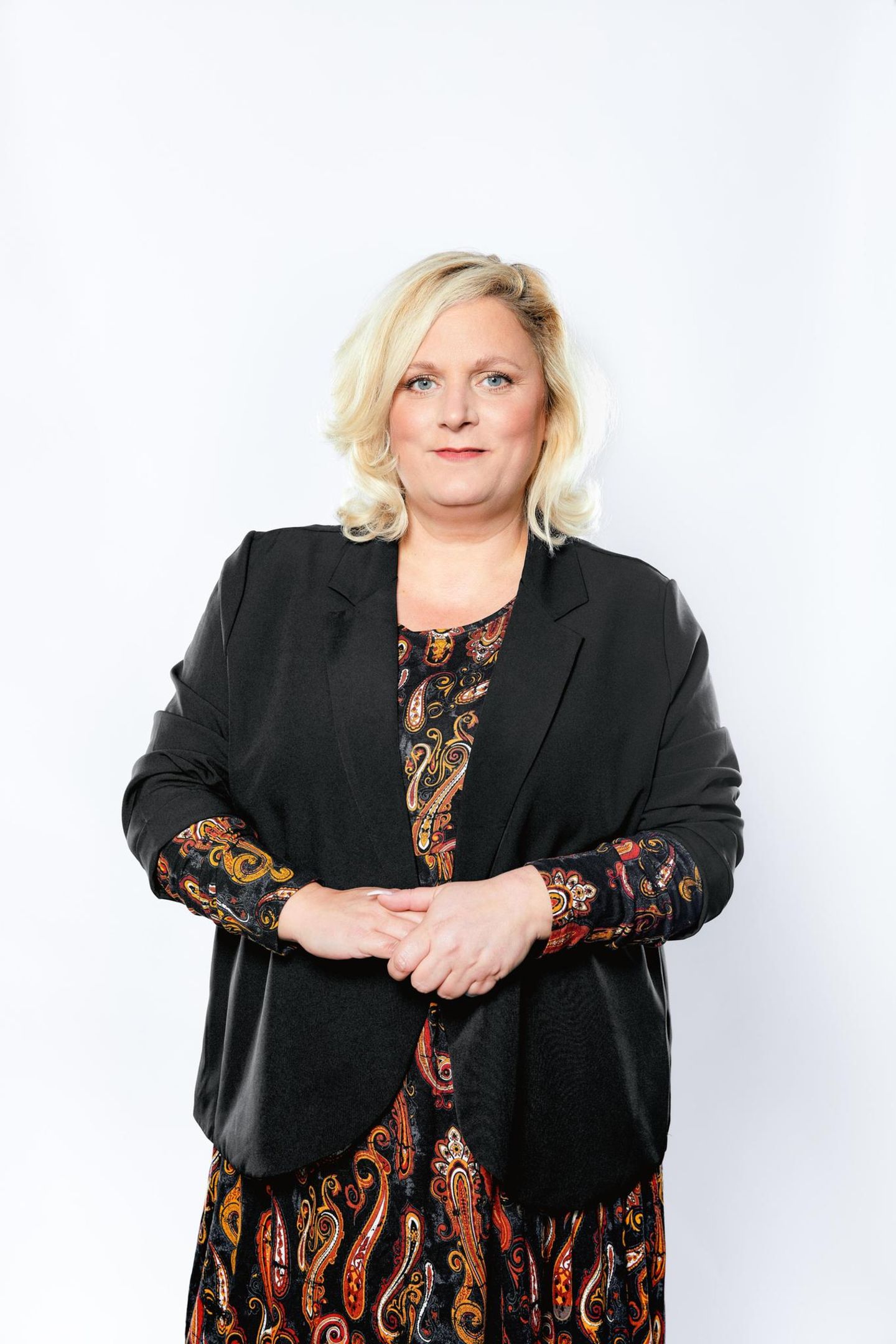 Corona-Impfung: Daniela Biedermann, 43, Kauffrauaus Alfter-Witterschlick "Natürlich haben wir ein Virus, ich bin keine Corona-Leugnerin und halte mich an alle AHA-Regeln. Aber die Impfung will ich nicht. Ich lebe gesund, habe in meinem Leben alle wichtigen Impfungen bekommen, und auch meine Kinder haben alle. Trotz allem finde ich nicht, dass man den jetzigen Impfstoff, der bislang nicht durcherprobt ist, verabreichen kann. Ich will mich nicht drängen lassen, sondern selbst entscheiden, ob ich den annehme oder nicht. Warum hat man nicht die Totvirenimpfstoffe genommen, die es schon seit 60 Jahren gibt? Da gibt es ja bald zwei, die werden hoffentlich zugelassen. Ich erlebe übelste Anfeindungen. Es heißt, ich wäre eine ‚unverantwortliche Mutter‘, müsse ein Vorbild sein oder wäre eine ‚Aluhutträgerin‘. Das ist schon heftig. Es wird nicht mehr akzeptiert, wenn man ungeimpft ist oder bleibt, das finde ich sehr schade." Daniela Biedermann, 43, Kauffrauaus Alfter-Witterschlick "Natürlich haben wir ein Virus, ich bin keine Corona-Leugnerin und halte mich an alle AHA-Regeln. Aber die Impfung will ich nicht. Ich lebe gesund, habe in meinem Leben alle wichtigen Impfungen bekommen, und auch meine Kinder haben alle. Trotz allem finde ich nicht, dass man den jetzigen Impfstoff, der bislang nicht durcherprobt ist, verabreichen kann. Ich will mich nicht drängen lassen, sondern selbst entscheiden, ob ich den annehme oder nicht. Warum hat man nicht die Totvirenimpfstoffe genommen, die es schon seit 60 Jahren gibt? Da gibt es ja bald zwei, die werden hoffentlich zugelassen. Ich erlebe übelste Anfeindungen. Es heißt, ich wäre eine ‚unverantwortliche Mutter‘, müsse ein Vorbild sein oder wäre eine ‚Aluhutträgerin‘. Das ist schon heftig. Es wird nicht mehr akzeptiert, wenn man ungeimpft ist oder bleibt, das finde ich sehr schade."
