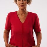 Andrea v. Ammon, 58, Sprachlehrerin aus Berlin  "In São Paulo, wo ich geboren und aufgewachsen bin, haben alle größtes Vertrauen in die Medizin. Also hatte ich es lange auch. Ich war kurz davor, mich impfen zu lassen, aber dann habe ich Angst bekommen. Ich hatte zwei Schlaganfälle, deshalb achte ich sehr auf meine Ernährung, nehme kaum Medikamente. Ich habe Angst, die Impfung könnte etwas in meinem Körper durcheinanderbringen. Außerdem bin ich selbstständig, ich kann es mir gerade gar nicht leisten, einen Tag auszufallen. Meine Tochter hatte nach der Impfung die ganze Nacht lang heftigen Schüttelfrost, ihr Ex-Freund kam drei Tage nicht aus dem Bett. Vor allem meine Familie und meine brasilianischen Freunde drängen, dass ich mich impfen lasse, zum Teil ziemlich aggressiv. Meine Gründe wollen sie gar nicht wissen."