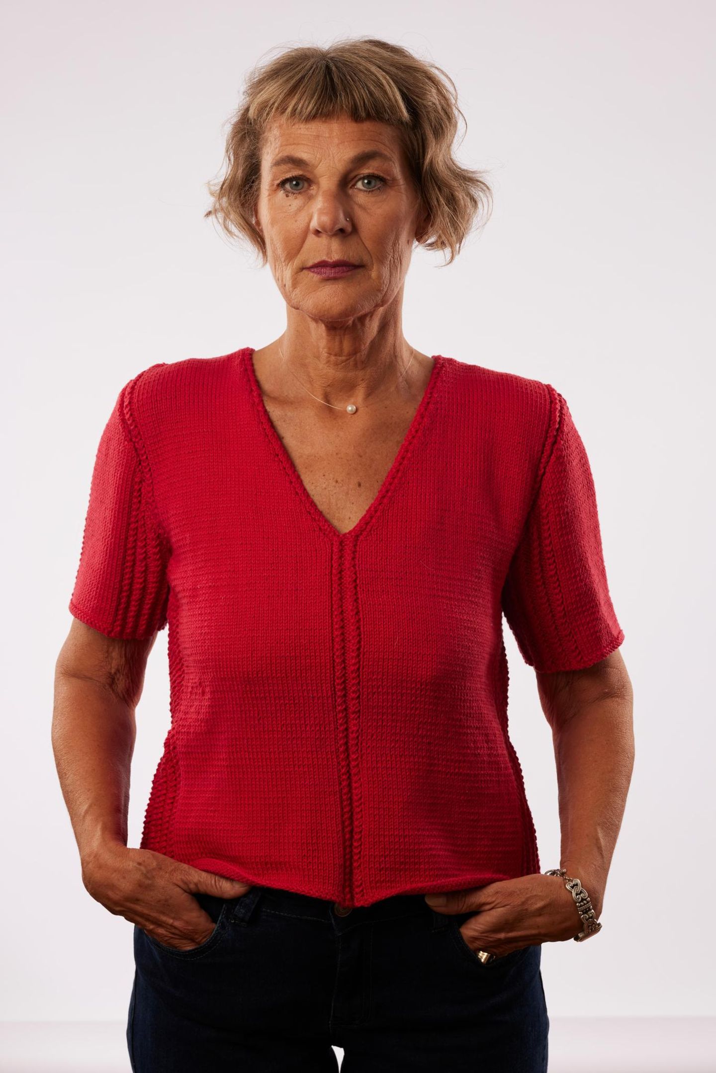 Corona-Impfung: Andrea v. Ammon, 58, Sprachlehrerin aus Berlin "In São Paulo, wo ich geboren und aufgewachsen bin, haben alle größtes Vertrauen in die Medizin. Also hatte ich es lange auch. Ich war kurz davor, mich impfen zu lassen, aber dann habe ich Angst bekommen. Ich hatte zwei Schlaganfälle, deshalb achte ich sehr auf meine Ernährung, nehme kaum Medikamente. Ich habe Angst, die Impfung könnte etwas in meinem Körper durcheinanderbringen. Außerdem bin ich selbstständig, ich kann es mir gerade gar nicht leisten, einen Tag auszufallen. Meine Tochter hatte nach der Impfung die ganze Nacht lang heftigen Schüttelfrost, ihr Ex-Freund kam drei Tage nicht aus dem Bett. Vor allem meine Familie und meine brasilianischen Freunde drängen, dass ich mich impfen lasse, zum Teil ziemlich aggressiv. Meine Gründe wollen sie gar nicht wissen." Andrea v. Ammon, 58, Sprachlehrerin aus Berlin "In São Paulo, wo ich geboren und aufgewachsen bin, haben alle größtes Vertrauen in die Medizin. Also hatte ich es lange auch. Ich war kurz davor, mich impfen zu lassen, aber dann habe ich Angst bekommen. Ich hatte zwei Schlaganfälle, deshalb achte ich sehr auf meine Ernährung, nehme kaum Medikamente. Ich habe Angst, die Impfung könnte etwas in meinem Körper durcheinanderbringen. Außerdem bin ich selbstständig, ich kann es mir gerade gar nicht leisten, einen Tag auszufallen. Meine Tochter hatte nach der Impfung die ganze Nacht lang heftigen Schüttelfrost, ihr Ex-Freund kam drei Tage nicht aus dem Bett. Vor allem meine Familie und meine brasilianischen Freunde drängen, dass ich mich impfen lasse, zum Teil ziemlich aggressiv. Meine Gründe wollen sie gar nicht wissen."
