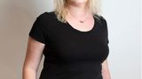 Vanessa Weitzel, 31, Krankenschwester aus dem Raum Göttingen  "Das Coronavirus kann gefährlich werden. Das weiß ich aus dem Klinikalltag, habe es aber auch am eigenen Leib erleben müssen. Im März 2020, als gerade alles begann, infizierte ich mich mit dem Virus. Sieben Tage nach der Infektion wurde meine Atmung schwer, ich landete für zwei Tage stationär im Krankenhaus, hatte das Gefühl zu ersticken. Ich hatte einen mittelschweren Verlauf. Dennoch würde ich mich nicht impfen lassen. Das liegt zum einen daran, dass ich bisherige Impf-schäden als zu wenig dokumentiert ansehe. Wenn ich höre, wie in Aufklärungsgesprächen vor der Impfung gesagt wird: ‚Wenn Sie in drei Tagen Schmerzen in der Brust haben, kann es sein, dass sie eine Herzmuskelentzündung haben‘, dann ist mir das einfach zu wild. Zudem macht es mich wütend, dass niemand meine Antikörper im Blut anerkennen will. Meine Genesung ist mehr als sechs Monate her, deshalb darf ich nach der 2-G-Regel nicht am sozialen Leben teilnehmen. Dabei habe ich nachweislich eine hohe Zahl T-Zellen im Blut. Ich habe also die Wahl zwischen einer Impfung mit einem Impfstoff, den ich für zu wenig erprobt halte, oder dem Ende meines sozialen Lebens in der Öffentlichkeit – und das, obwohl ich ausreichend Antikörper im Blut habe. Ich arbeite in einer kleinen Klinik. Wir diskutieren viel, aber ich wurde noch nie angefeindet und habe das auch von keiner Kollegin und keinem Kollegen mitbekommen. Es wird bei uns respektvoll diskutiert, so wie es in der Öffentlichkeit kaum noch stattfindet. Ich denke, dass es beim Personal rund zehn Prozent Impfverweigerer gibt. Unser Arbeitgeber schreibt uns bislang keine Impfung vor. Den Patienten gebe ich keine Ratschläge zur Impfung. Ich finde, dass das jede und jeder selbst entscheiden muss."