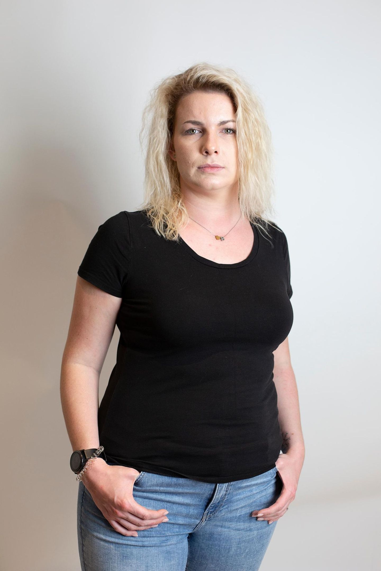 Vanessa Weitzel, 31, Krankenschwester aus dem Raum Göttingen  "Das Coronavirus kann gefährlich werden. Das weiß ich aus dem Klinikalltag, habe es aber auch am eigenen Leib erleben müssen. Im März 2020, als gerade alles begann, infizierte ich mich mit dem Virus. Sieben Tage nach der Infektion wurde meine Atmung schwer, ich landete für zwei Tage stationär im Krankenhaus, hatte das Gefühl zu ersticken. Ich hatte einen mittelschweren Verlauf. Dennoch würde ich mich nicht impfen lassen. Das liegt zum einen daran, dass ich bisherige Impf-schäden als zu wenig dokumentiert ansehe. Wenn ich höre, wie in Aufklärungsgesprächen vor der Impfung gesagt wird: ‚Wenn Sie in drei Tagen Schmerzen in der Brust haben, kann es sein, dass sie eine Herzmuskelentzündung haben‘, dann ist mir das einfach zu wild. Zudem macht es mich wütend, dass niemand meine Antikörper im Blut anerkennen will. Meine Genesung ist mehr als sechs Monate her, deshalb darf ich nach der 2-G-Regel nicht am sozialen Leben teilnehmen. Dabei habe ich nachweislich eine hohe Zahl T-Zellen im Blut. Ich habe also die Wahl zwischen einer Impfung mit einem Impfstoff, den ich für zu wenig erprobt halte, oder dem Ende meines sozialen Lebens in der Öffentlichkeit – und das, obwohl ich ausreichend Antikörper im Blut habe. Ich arbeite in einer kleinen Klinik. Wir diskutieren viel, aber ich wurde noch nie angefeindet und habe das auch von keiner Kollegin und keinem Kollegen mitbekommen. Es wird bei uns respektvoll diskutiert, so wie es in der Öffentlichkeit kaum noch stattfindet. Ich denke, dass es beim Personal rund zehn Prozent Impfverweigerer gibt. Unser Arbeitgeber schreibt uns bislang keine Impfung vor. Den Patienten gebe ich keine Ratschläge zur Impfung. Ich finde, dass das jede und jeder selbst entscheiden muss."