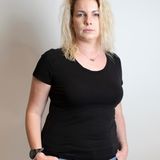 Vanessa Weitzel, 31, Krankenschwester aus dem Raum Göttingen  "Das Coronavirus kann gefährlich werden. Das weiß ich aus dem Klinikalltag, habe es aber auch am eigenen Leib erleben müssen. Im März 2020, als gerade alles begann, infizierte ich mich mit dem Virus. Sieben Tage nach der Infektion wurde meine Atmung schwer, ich landete für zwei Tage stationär im Krankenhaus, hatte das Gefühl zu ersticken. Ich hatte einen mittelschweren Verlauf. Dennoch würde ich mich nicht impfen lassen. Das liegt zum einen daran, dass ich bisherige Impf-schäden als zu wenig dokumentiert ansehe. Wenn ich höre, wie in Aufklärungsgesprächen vor der Impfung gesagt wird: ‚Wenn Sie in drei Tagen Schmerzen in der Brust haben, kann es sein, dass sie eine Herzmuskelentzündung haben‘, dann ist mir das einfach zu wild. Zudem macht es mich wütend, dass niemand meine Antikörper im Blut anerkennen will. Meine Genesung ist mehr als sechs Monate her, deshalb darf ich nach der 2-G-Regel nicht am sozialen Leben teilnehmen. Dabei habe ich nachweislich eine hohe Zahl T-Zellen im Blut. Ich habe also die Wahl zwischen einer Impfung mit einem Impfstoff, den ich für zu wenig erprobt halte, oder dem Ende meines sozialen Lebens in der Öffentlichkeit – und das, obwohl ich ausreichend Antikörper im Blut habe. Ich arbeite in einer kleinen Klinik. Wir diskutieren viel, aber ich wurde noch nie angefeindet und habe das auch von keiner Kollegin und keinem Kollegen mitbekommen. Es wird bei uns respektvoll diskutiert, so wie es in der Öffentlichkeit kaum noch stattfindet. Ich denke, dass es beim Personal rund zehn Prozent Impfverweigerer gibt. Unser Arbeitgeber schreibt uns bislang keine Impfung vor. Den Patienten gebe ich keine Ratschläge zur Impfung. Ich finde, dass das jede und jeder selbst entscheiden muss."