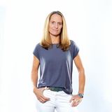 Astrid Winter, 49, Werbekauffrau aus Köln  "Seit zehn Jahren leide ich an Borreliose. Es gibt nicht einen Tag, an dem ich beschwerdefrei bin. Ich bin gegen Röteln, Tetanus, Masern geimpft. Gegen Corona werde ich mich nicht impfen lassen. Es gibt keine Langzeitstudien – schon gar nicht bei Borreliose-Patienten. Ich halte alle Corona-Regeln ein. Bislang habe ich wohl niemanden angesteckt. Meine Arbeitskolleginnen haben Verständnis. Diskriminiert fühle ich mich durch die einseitige Berichterstattung: Entweder man ist geimpft oder ein ‚Querdenker‘. Von den rücksichtslosen ‚Querdenkern‘, die sich und andere in Gefahr bringen, distanziere ich mich absolut. Ich zähle mich zu denen, die von einer Corona-Impfung nicht überzeugt sind. Diese dritte Gruppe wird jedoch nicht gehört. Ich finde es aber richtig und wichtig, Sachen kritisch zu hinterfragen, die einen elementar betreffen."