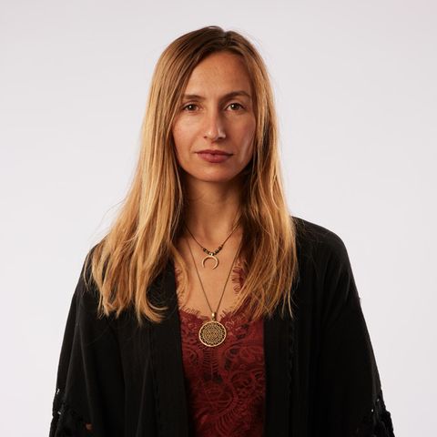 Ella Kaçavenda, 35, Yogalehrerin aus Essen  "Eine generelle Impfgegnerin bin ich nicht. Vor drei Wochen erst habe ich mich gegen Tetanus impfen lassen. Ich weiß, dass in meiner Altersklasse von 10.000 mit Covid-19 infizierten Menschen im Schnitt nur drei sterben. Dieses Risiko halte ich für vertretbar, denn ich kenne meinen Körper und vertraue auf mein gutes Immunsystem. Über meine Zweifel an den Impfungen spreche ich stets offen. In meinem Freundeskreis halten wir diese Spannungen gut aus. Das würde ich mir auch für den öffentlichen Diskurs wünschen. Denn es gibt einfach zu viele Menschen wie mich, die Fragen haben und deren Stimmen in den Medien kein Gehör finden. Ich informiere mich daher inzwischen zur Hälfte in den sogenannten alternativen Medien, auch wenn sie stark in der Kritik stehen."