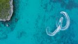 Traumziel Karibik: Zwei Jetski-Piloten jagen vor Curaçao durchs azurblaue Meer