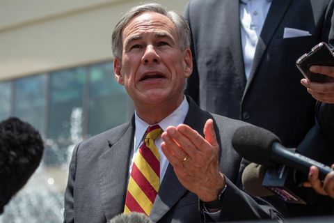 Der Gouverneur von Texas, Gregg Abbott spricht in Mikrofone